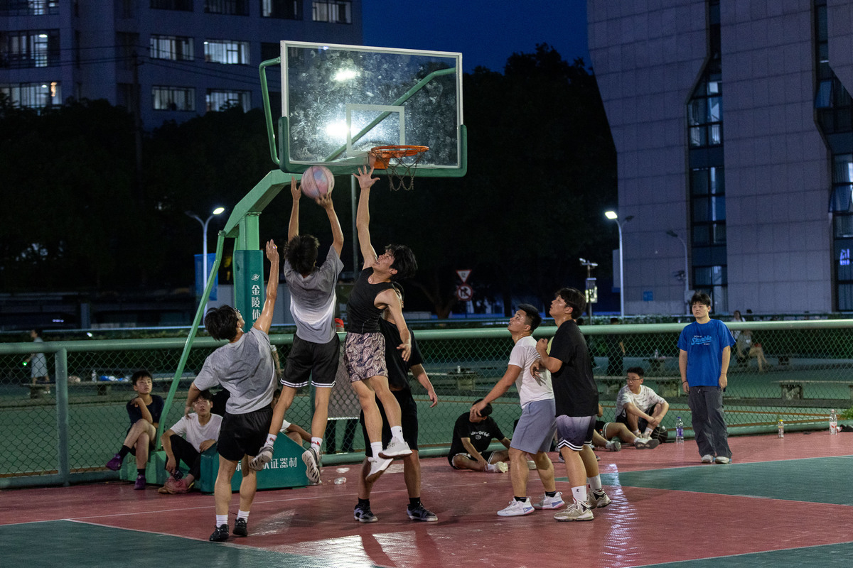 南京高校篮球赛：青春无悔，迎篮而上