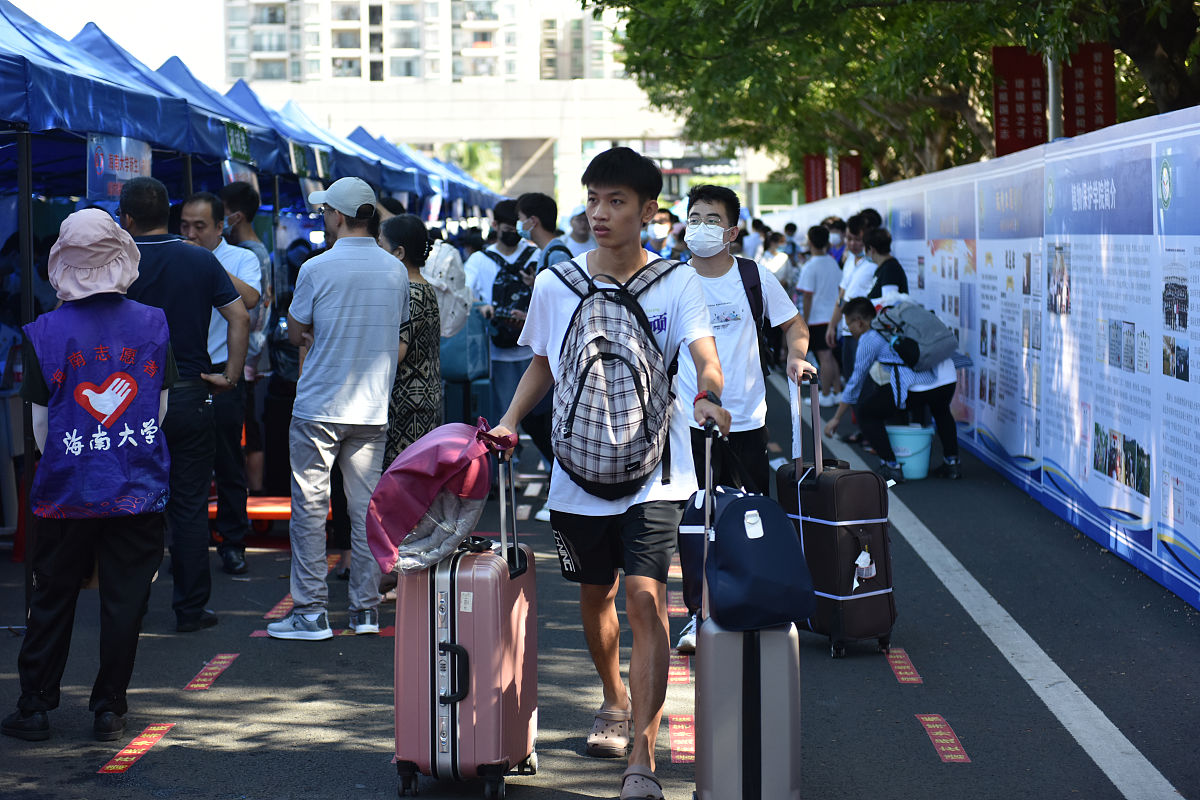大学迎接新生横幅标语