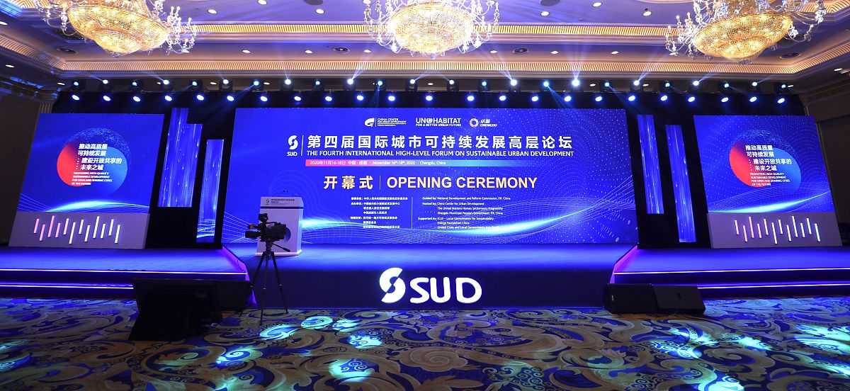 把下面的内容用中文换个说法在不改变原文含义和段落的情况下使其更易于理解并且需要按原文段落顺序进行输出：2023年8月28日-29日由中国光学光电子行业协会液晶分会和日经BP联合主办的DIC Forum中国国际显示产业高峰论坛将在上海浦东嘉里大酒店迎来第十三次盛大开幕。本届论坛以聚势为新 启程未来为主题邀请企业高层管理者参与演讲超40位顶级演讲嘉宾将就全球显示产业最受关注的政策、市场、技术、产品、投