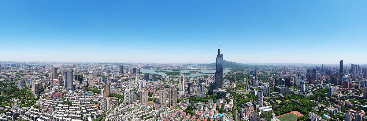 2020年5月12日,江苏南京天气晴朗,俯瞰城市景观,远山近水尽收眼底,十