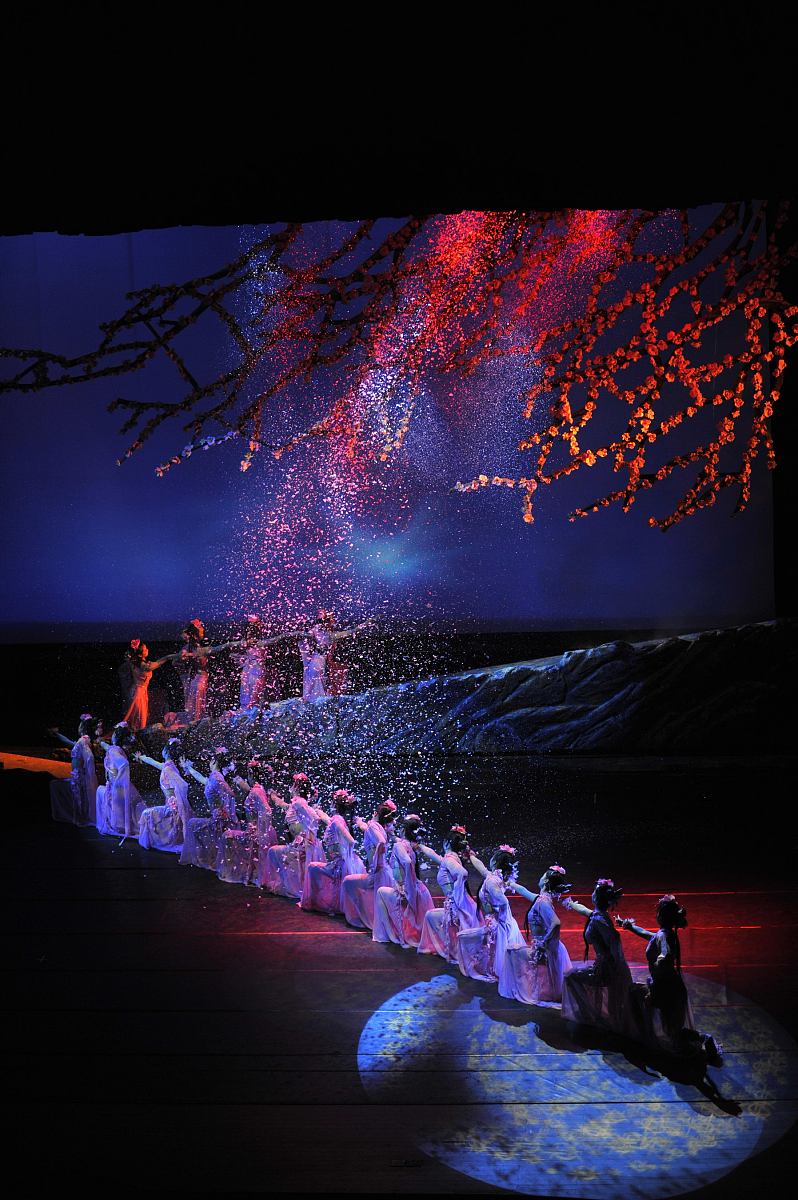 2008年11月6日,武汉,大型地域风情舞蹈诗《家住长江边》上演.