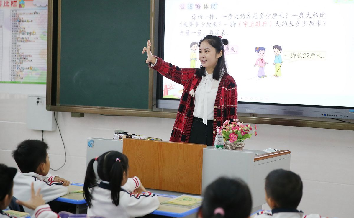 湖北省恩施市清江外国语学校小学部教学见习观摩小学语文课堂教学实况并完成观摩课程经验的总结工作。听小学语文教学经验和改革报告或者观看报告录像并以个人为单位进行认真总结分一二三四级标题细化观摩课程改进建议细化一下