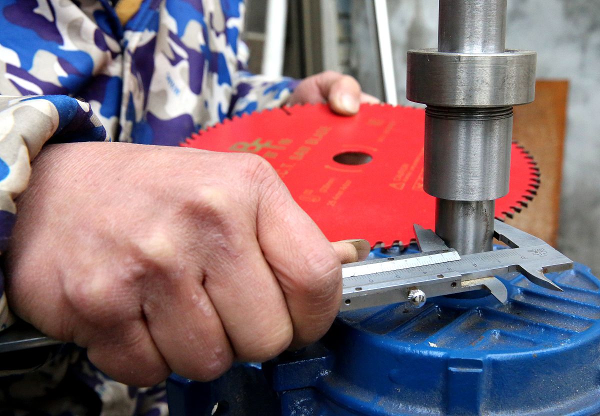 电火花小孔加工入口孔径不一致原因及解决方法