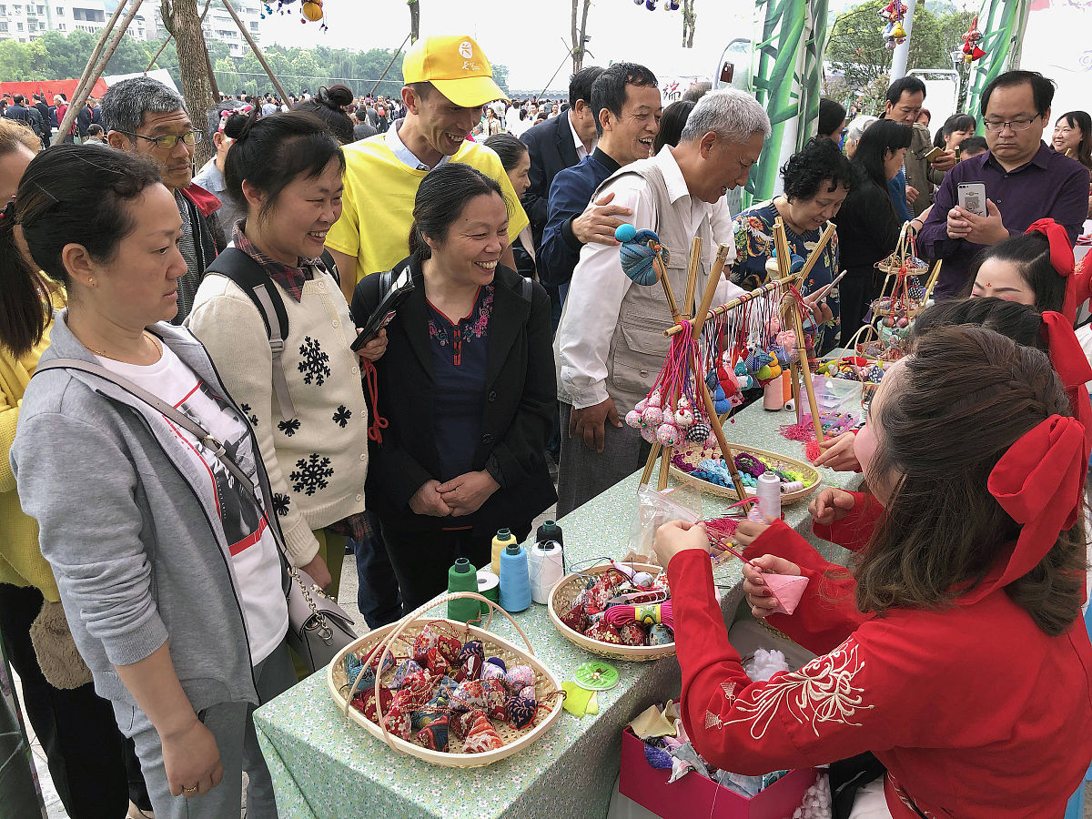 2019年5月29日,四川宜宾,扎香包,佩香包是川南端午节传统习俗之一,各