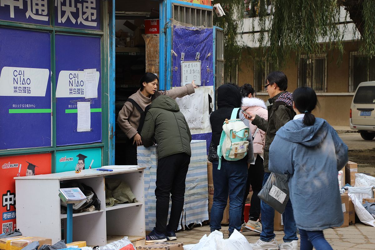 朋友：So tonight all I did was exercise in my neighborhood Turned out to be quite eventful Found a broken waterline fountaining water in a guys yard… Then helped a guy that couldn’t get his truck and tra