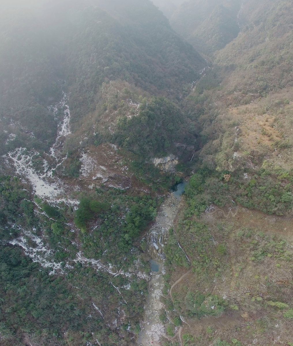 客家人所强调的风水宝地要义有三：一是要有龙势。即山脉绵延起伏、层峦叠嶂、罗列有序、奔腾有势等；来龙 之势的大小主导着富贵的等级及人丁的兴旺。二是要有局。即对景罗列各峰湾环回托或旗或鼓或印或案皆应为基地所用；局主导功名官禄。三是要有水。即基地前面有对逆的江河但江水又不是直冲基地而是水口回环带水；水主财路。因此为寻得风水宝地他们宁愿等上几年、十几年甚至几十年。若一时间找不到吉地便把金盎寄放于山间岩穴或