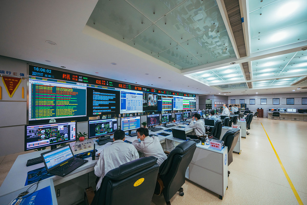 你现在的身份是一名铁路调度组织人员要参加论文职称评选文章题目为《智能化铁路调度未来铁路货运的颠覆性变革》请对其铁路货运市场的发展趋势内容进行写作可以适当增加案例和数据进行说明要保证写作内容的逻辑性和新颖性写作语言要清新、活泼、生动不要乱写其格式如下：一铁路货运市场的发展趋势