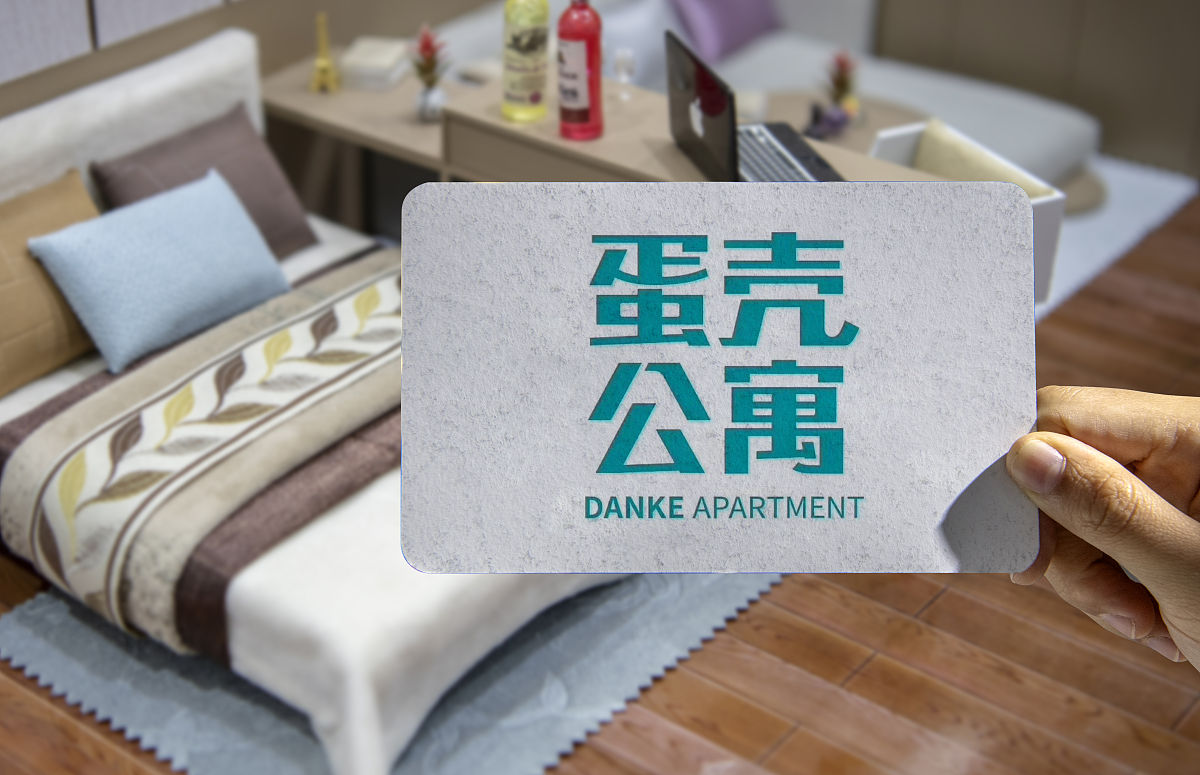 请改写以下段落让用词更准确内容更丰富：研究内容创新：目前国内的风险管理研究主要以理论为主应用研究一般集中在发展较为成熟的行业。长租公寓企业财务风险管理研究目前在国内学术界尚未引起普遍关注对应的应用研究较少。本文以长租公寓中具有代表性的蛋壳公寓作为研究对象为整个行业财务风险管理带来了新的应用思维。