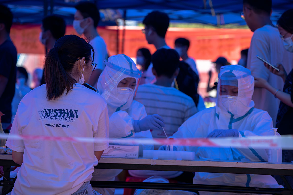 2020年6月21日,广州华商学院开展第二次全员核酸检测,医护人员正在为