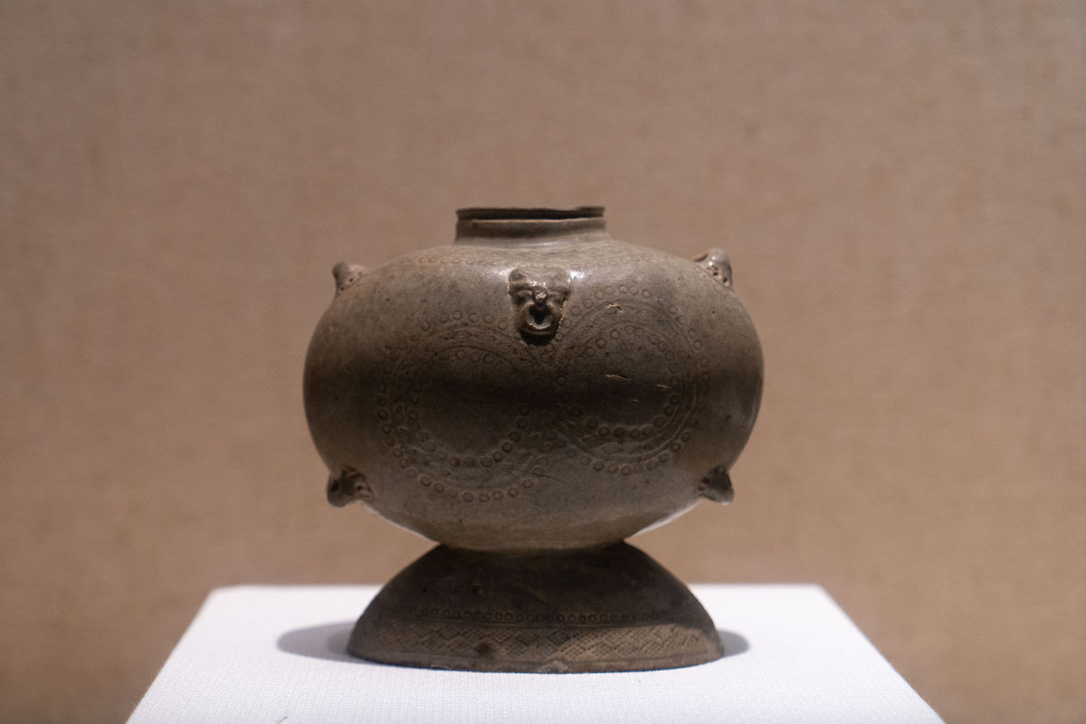 2021年7月24日,杭州,浙江博物馆瓷器展.西晋越窑青瓷扁壶.