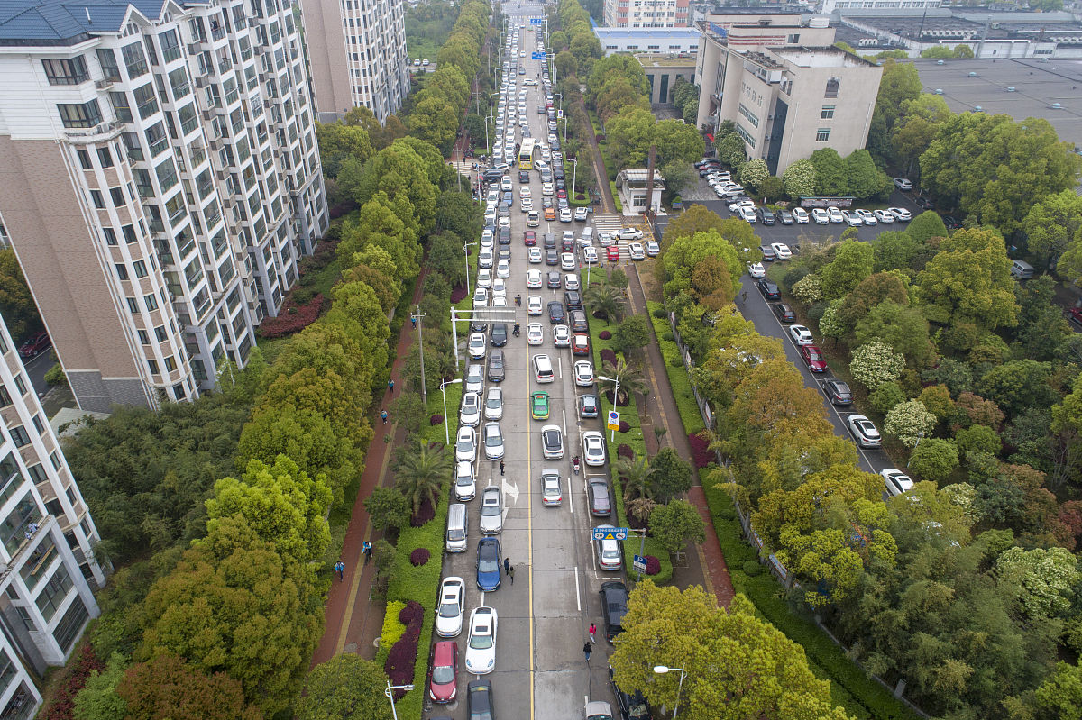 高中学校办公室主任年度工作总结：高效管理、学生培养与家校合作