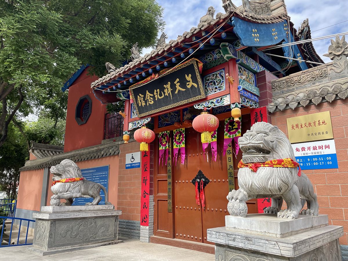 按照论文格式及语言特征阐述大召旅游区如何展开基于宗教文化特色的精品街区建设。500字