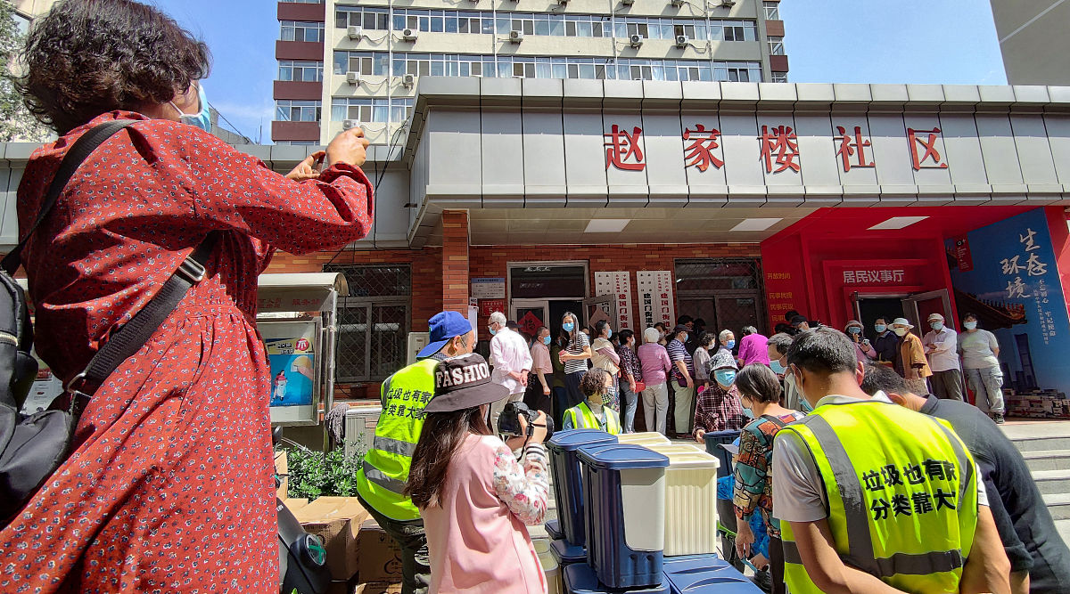 模拟生成联网奖励机制垃圾桶的支出与收益情况