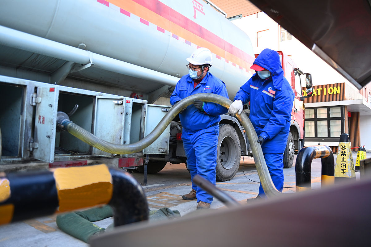 写一篇文章 标题是岗位之星 人物是油库的发油岗人员