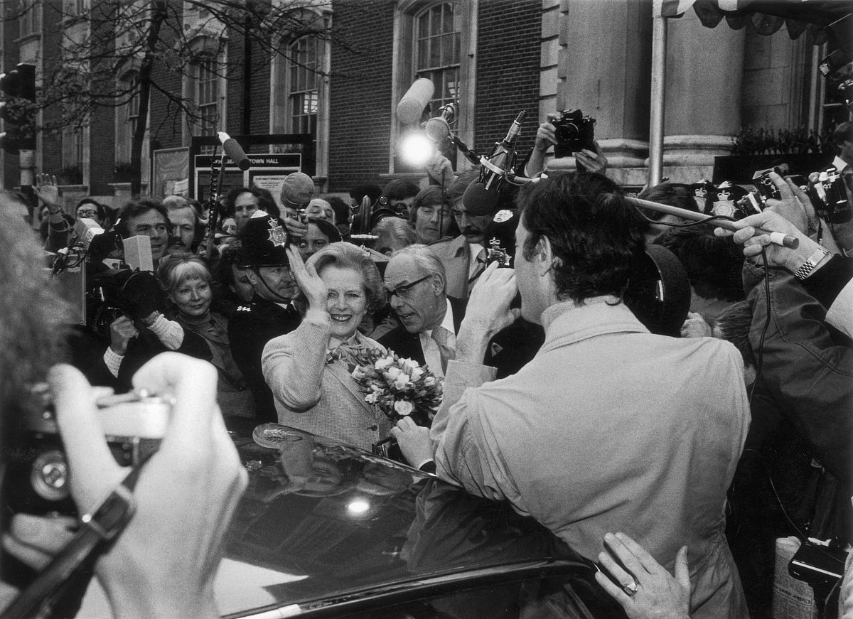 换个角度叙述改写下列文章要完全变成新文章。1930年一个美国女子脱光衣服正在应聘舞厅舞女她显得非常紧张。上世纪30年代的美国是经济危机icon和大萧条爆发的时代大部分女性只有在家庭中担任妻子和母亲的角色。但是在经济危机爆发后美国经济陷入了严重困境许多人失去了工作和土地生活状况十分艰难。这时一些女性开始走出家门希望通过自己的努力来改善家庭的经济状况。面对经济危机女性积极寻找就业机会而舞女这个职业成为