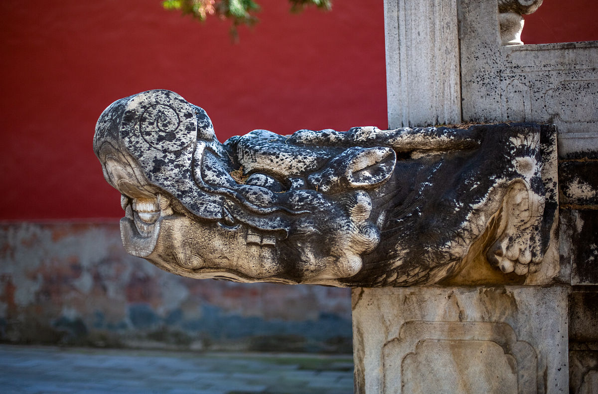 万历大决策是指明朝万历帝朱翊钧在位期间制定的一系列政治措施，它影响了明朝政治、经济、文化、外交等方面。这些措施主要包括开矿、修书、编修《永乐大典》、守边、定例等，对明朝的治理和发展产生了深远的影响。请问万历大决策是如何实施的？