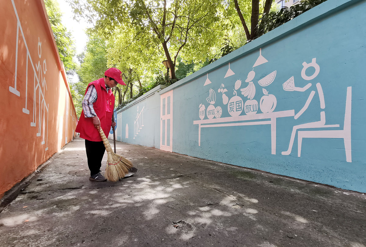 社区行动，共建美好家园！楼道小广告清理活动暖心进行