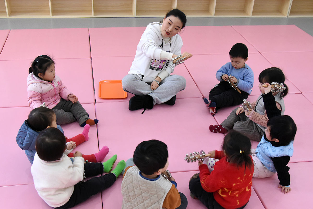 你现在的身份是文章参赛者请参照下述《多元互动用爱浇灌——互动式教学在幼儿教育中的应用策略》围绕幼儿园课堂教学进行拟题：