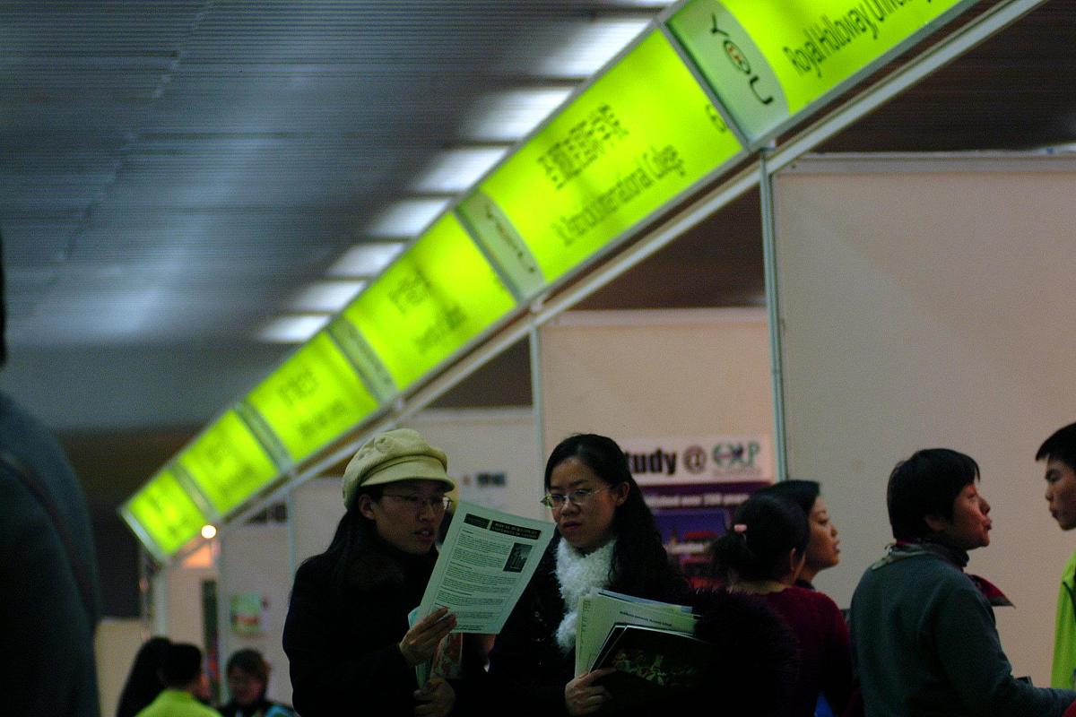 由中国留学服务中心主办的第九届中国国际教育巡回展于2004年2月22日