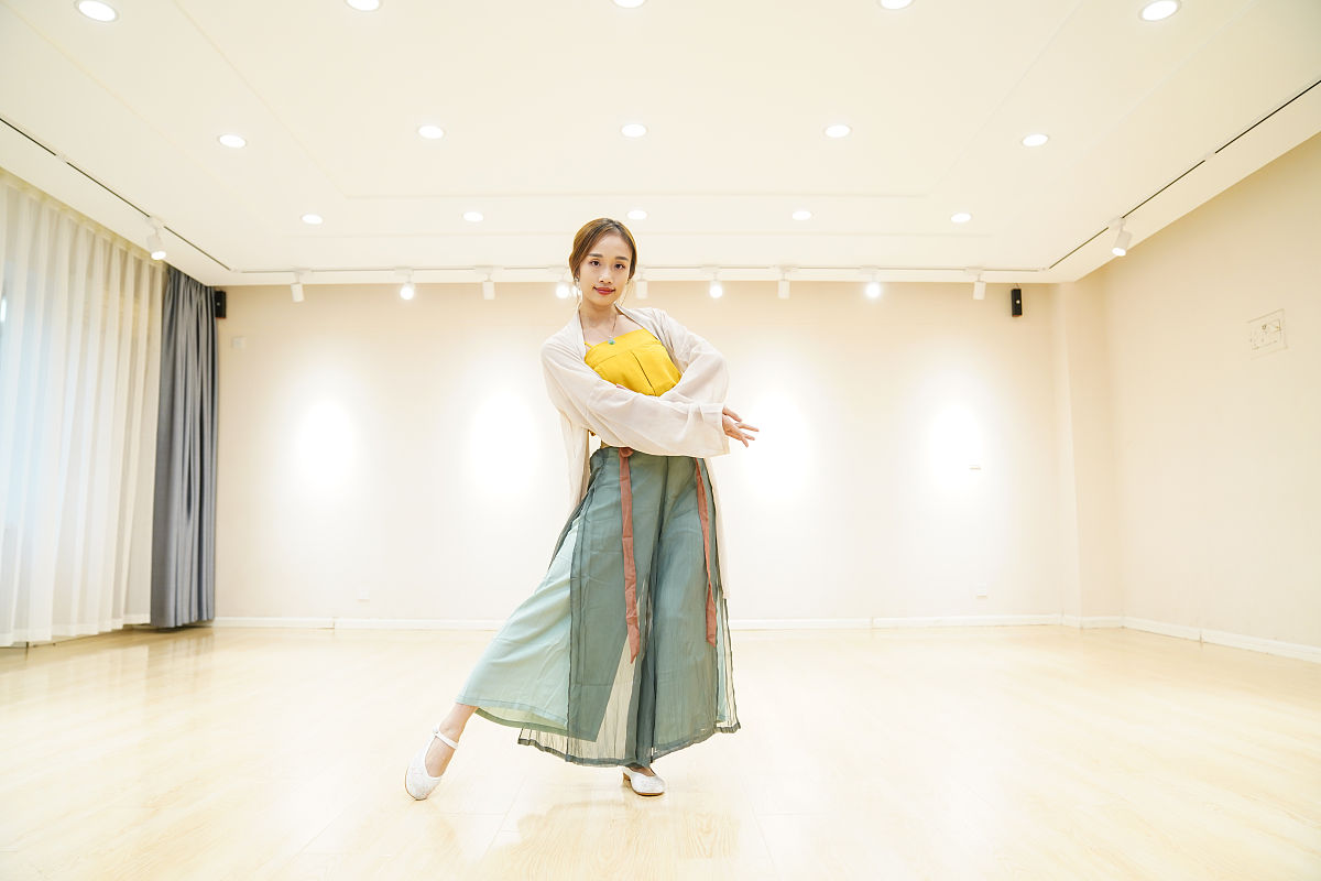 坚持的泪水：一首描绘悲伤与坚持的中国风歌曲