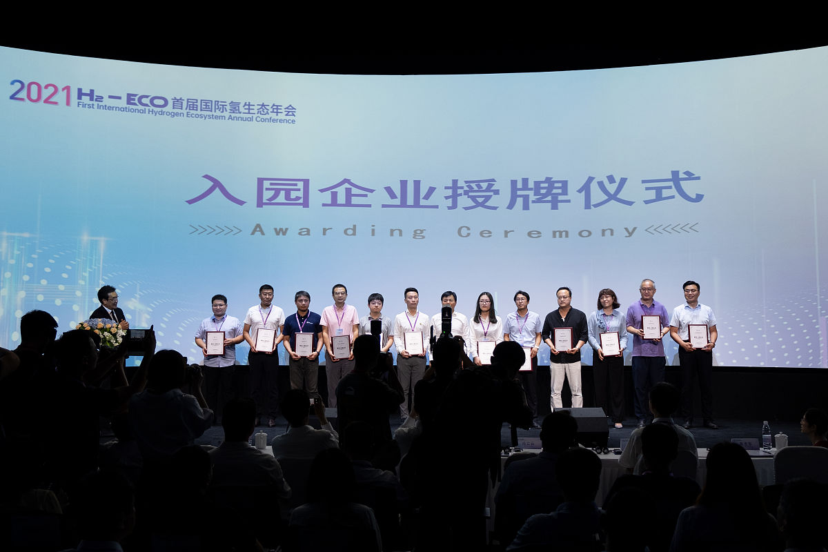 帮我写一个崂山领军人才的课题报工信局的经营管理组有金企通公司申报