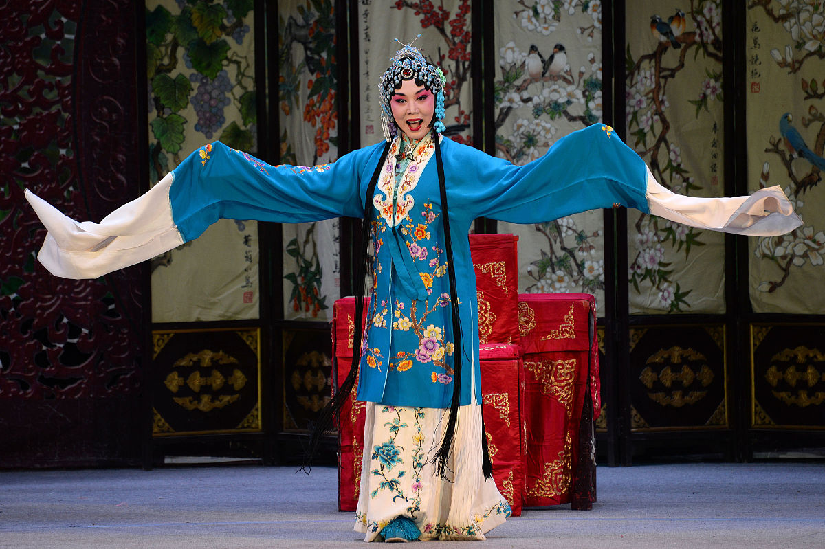 2018年2月22日晚,演员在河北省邯郸市"天天看大戏"惠民演出上表演平调