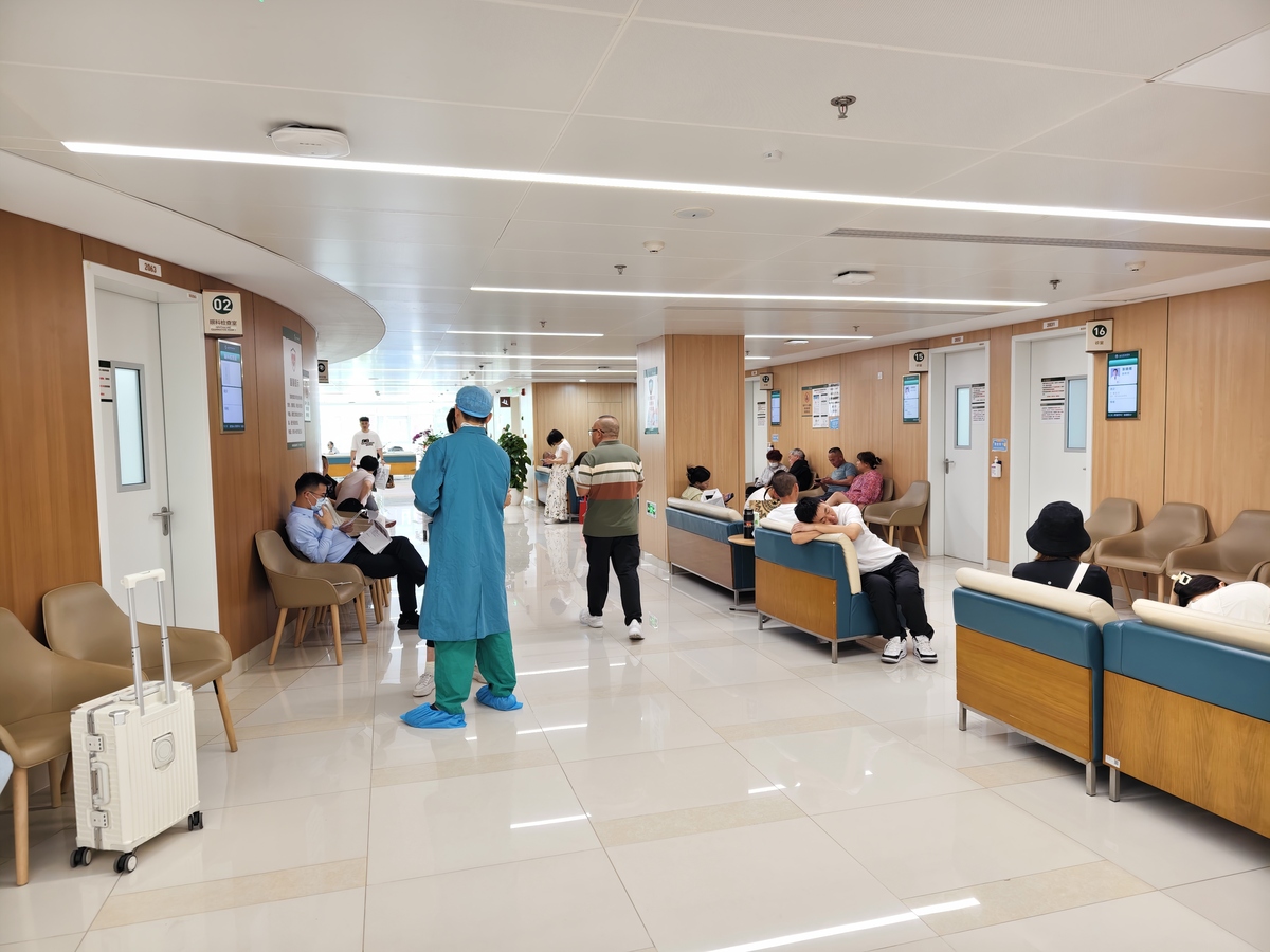 13个专家一个下午会诊只为解决新生儿发热病因。写篇市妇幼报道