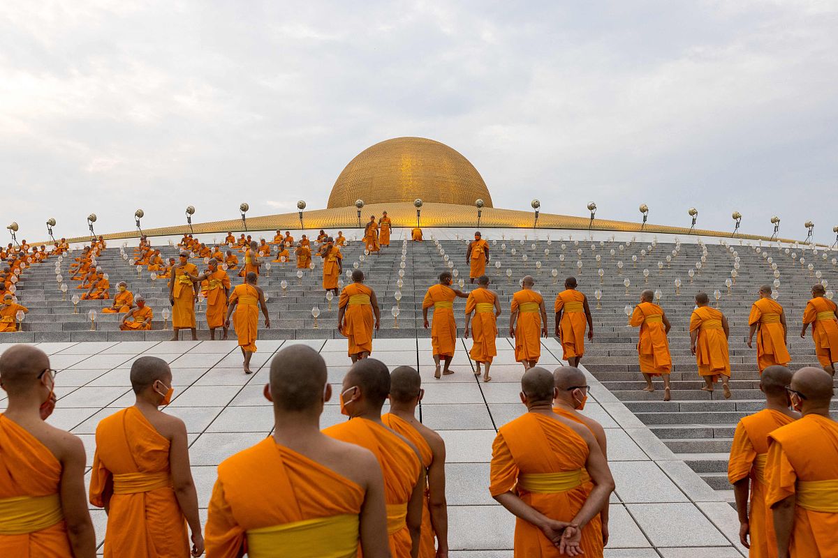 当地时间2022年2月16日,泰国巴吞他尼府,泰国僧侣在法身寺(wat dhamma