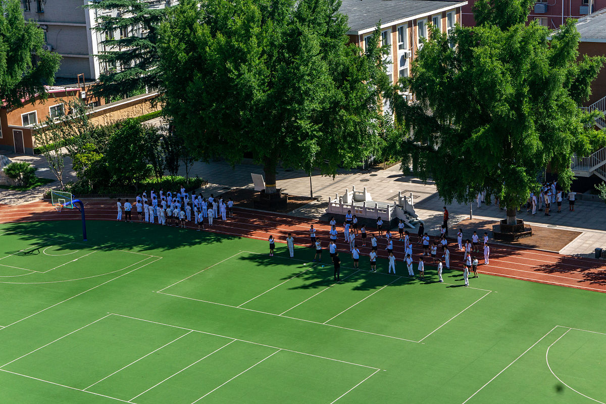学校操场上出现了诡异的现象。由课桌和椅子拼成了一个数字9