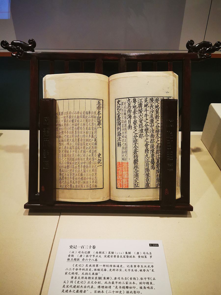 请写出一个中国古代书画、文房、古籍展览的受众分析