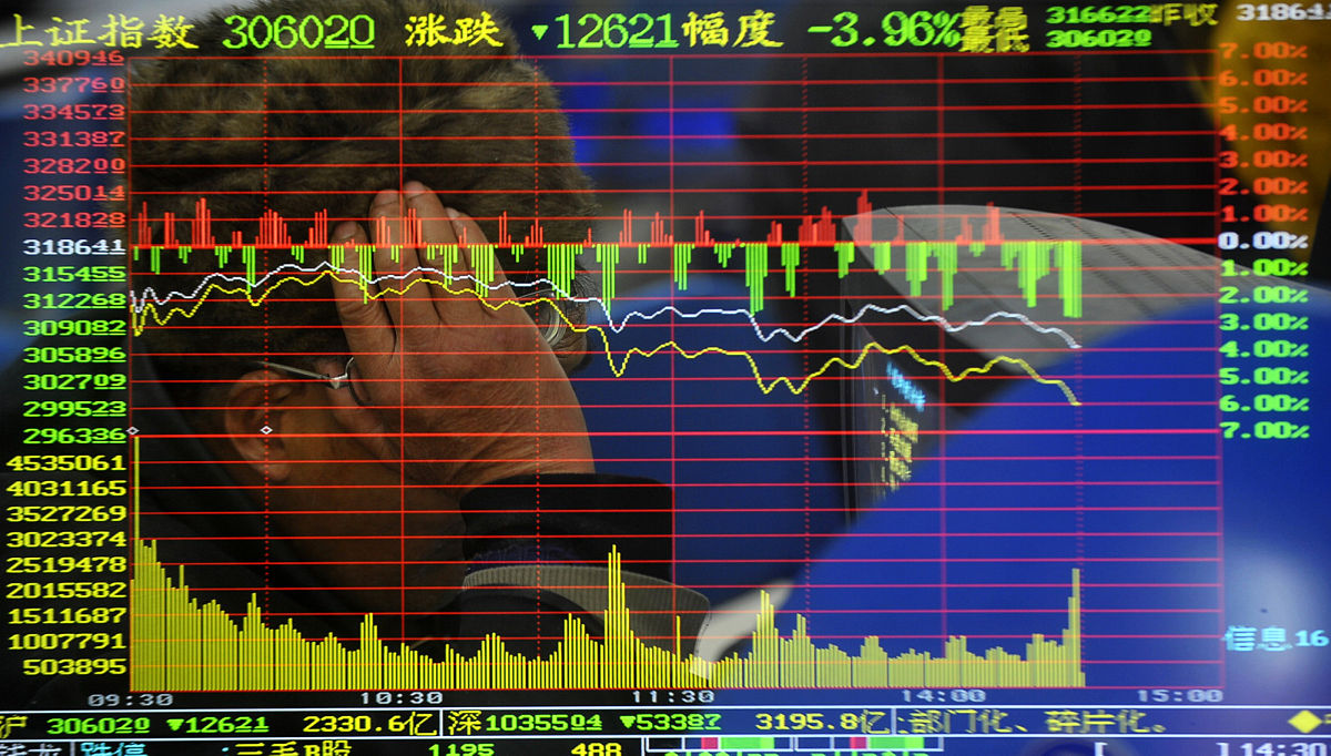 2016年01月11日,江苏省扬州市,股民在扬州一家证券交易所关注大盘走势