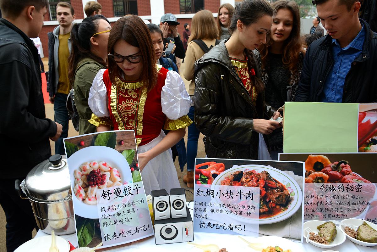 给我设计一款适合学生的旅游软件