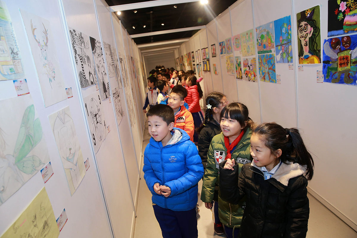 石牌镇小学举办'我与创城'绘画展，展现学生创意和城市未来