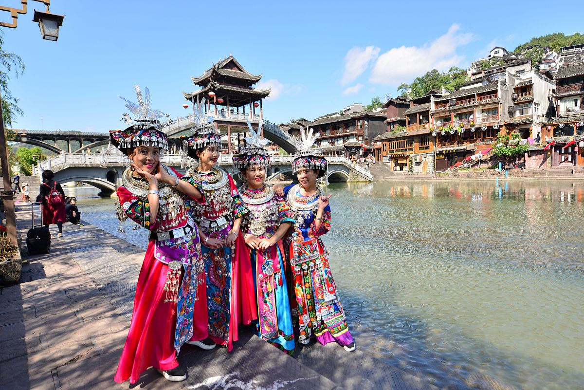 凤凰古城主要是苗族人民吗？