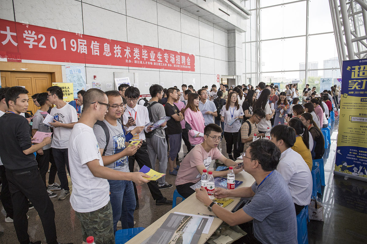 2019年春风行动暨渝鲁就业扶贫现场招聘会在重庆市酉阳县职业教育中心举行