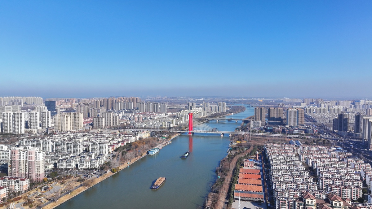2026年2月8日,江苏宿迁,京杭大运河宿迁段,一艘艘装载