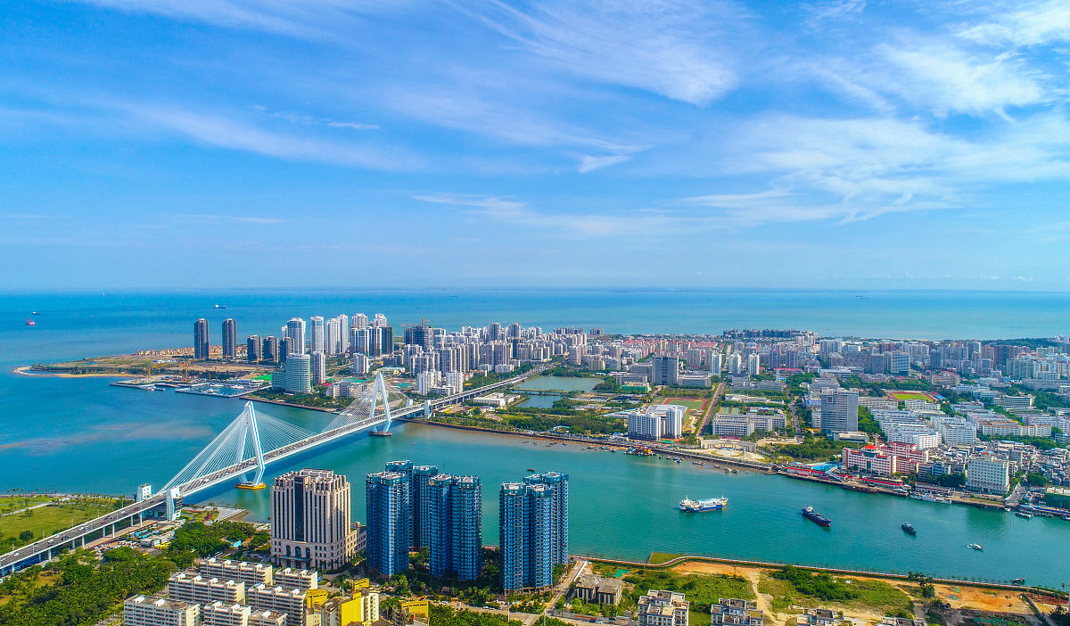 2020年5月14日,无人机航拍海口万绿园,世纪公园一带城市景观,"海口蓝"