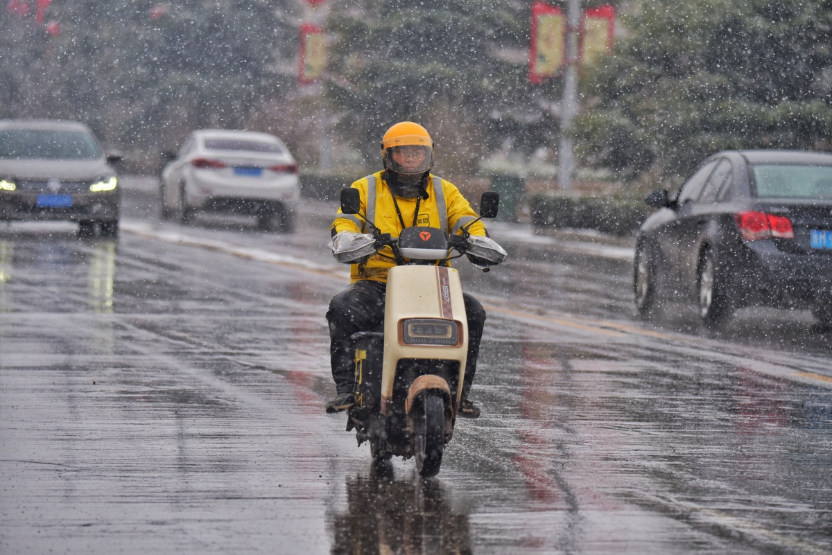 4月28日,广东潮州,网传一名女外卖员在冒雨送餐途中不慎跌落水中,经