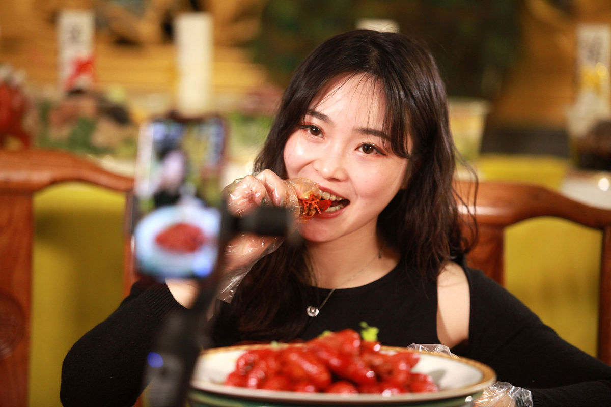 找一个句子形容一下小沫姑娘吃的多
