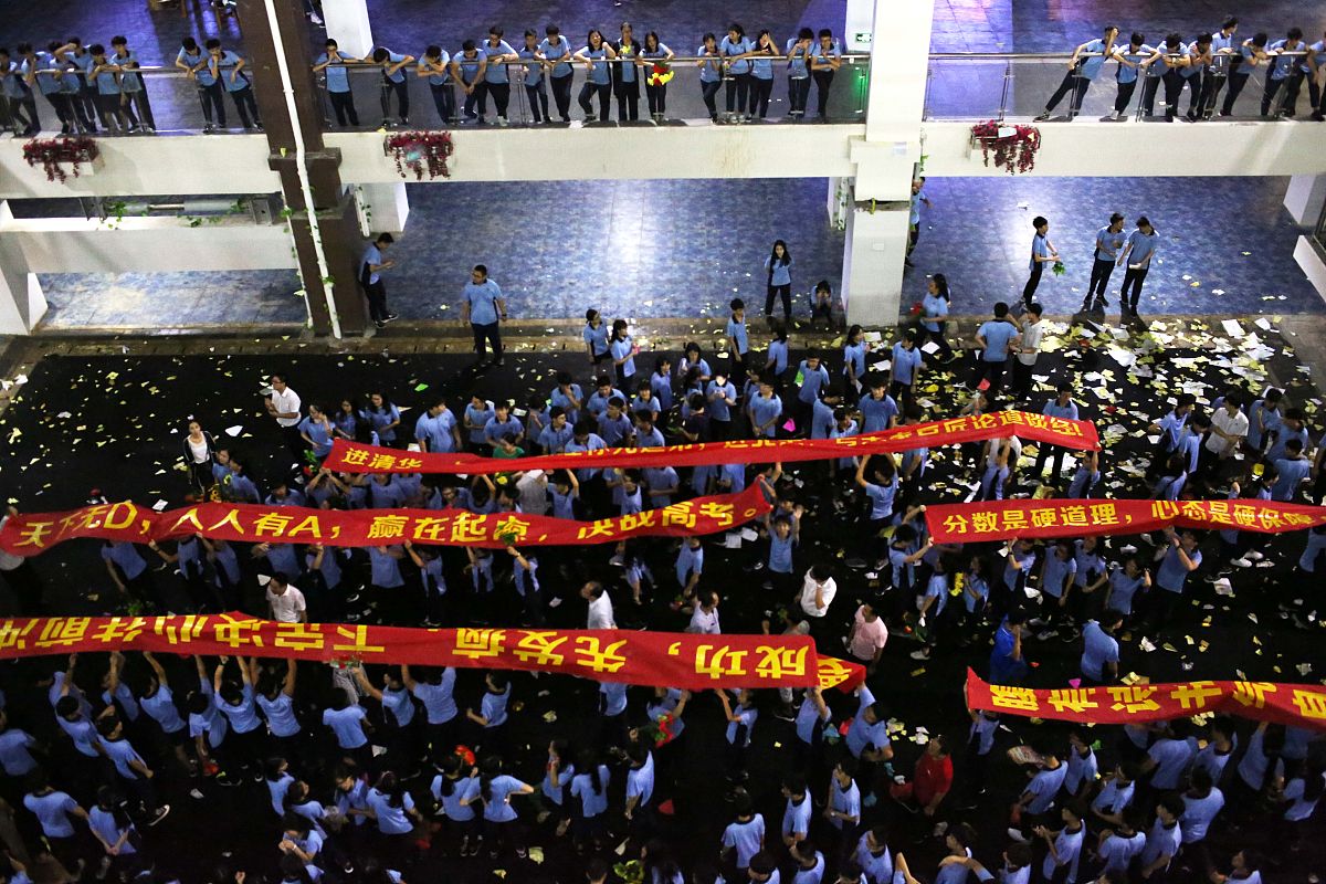 写三篇关于高考的抖音文案200字左右。