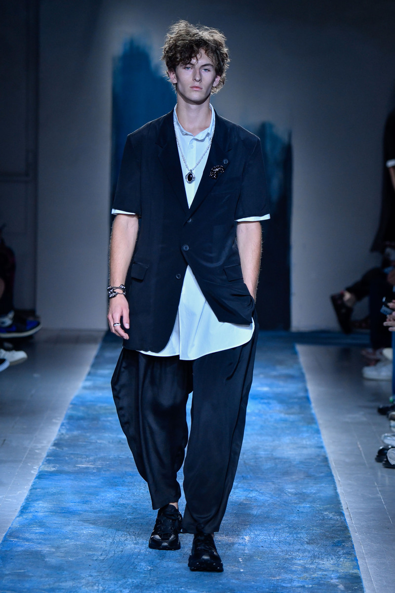 根据以下内容编写一篇时尚资讯不少于五百字用中文回答： Acne Studios 2024 春夏男装系列与瑞典陶瓷／玻璃艺术家Per BSundberg特别合作服装上可爱的动物和变形如幽灵般的图案用创新的艺术手法呈现特有的气氛。浅色牛仔上的提花像一张破旧的明信片印有自己作品的拼贴画形成拼接面料创造了一种meta-vintage的混合复古风格。通过丰富的细节和配色营造出一系列极具混搭层次感的作品。