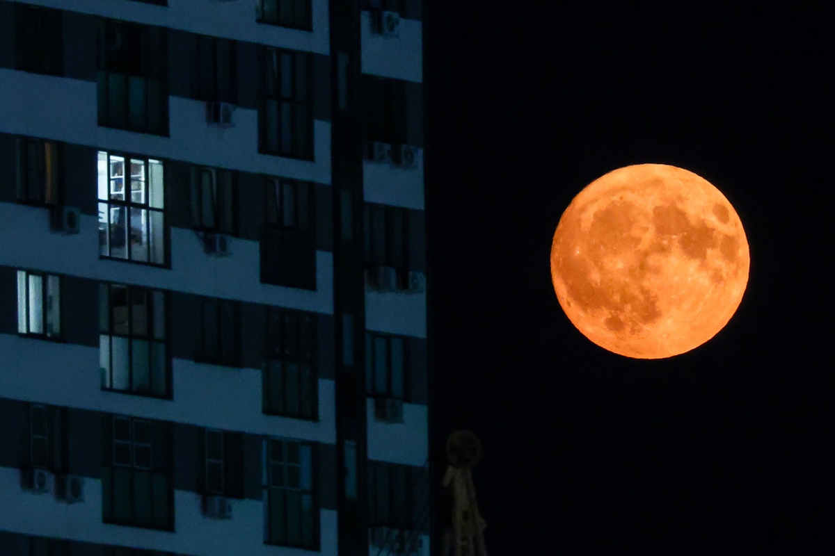 床前明月光疑是地上霜。 举头望明月低头思故乡。你能联想到什么样的画面用20个英语词语来描述