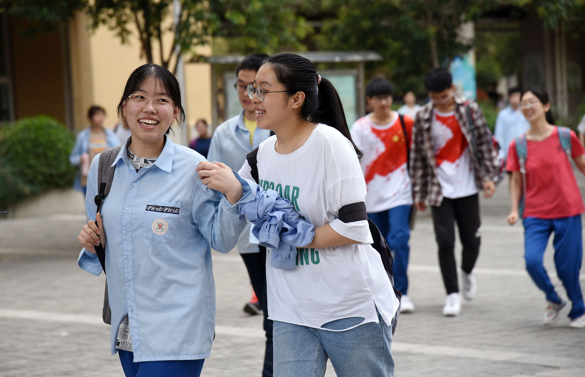 2020年7月8日,在河北省邯郸市第一中学考点,走出考场