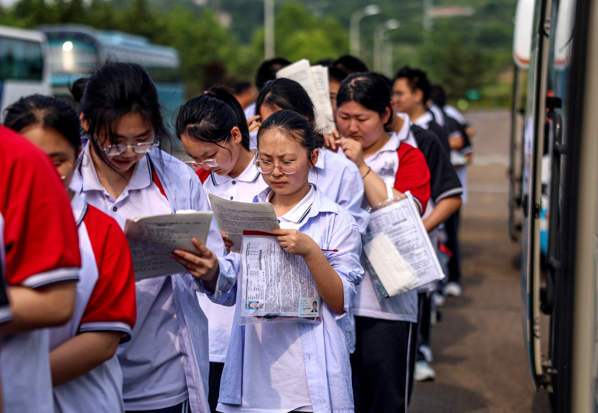 初中毕业没考上高中怎么办？家长、学校和社会如何帮助孩子