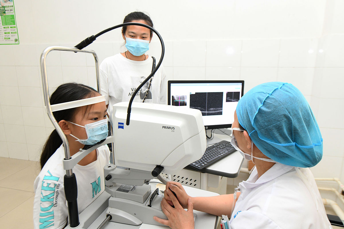 2021年8月24日,一名学生在河北省石家庄新乐市中医医院院眼科检测视力