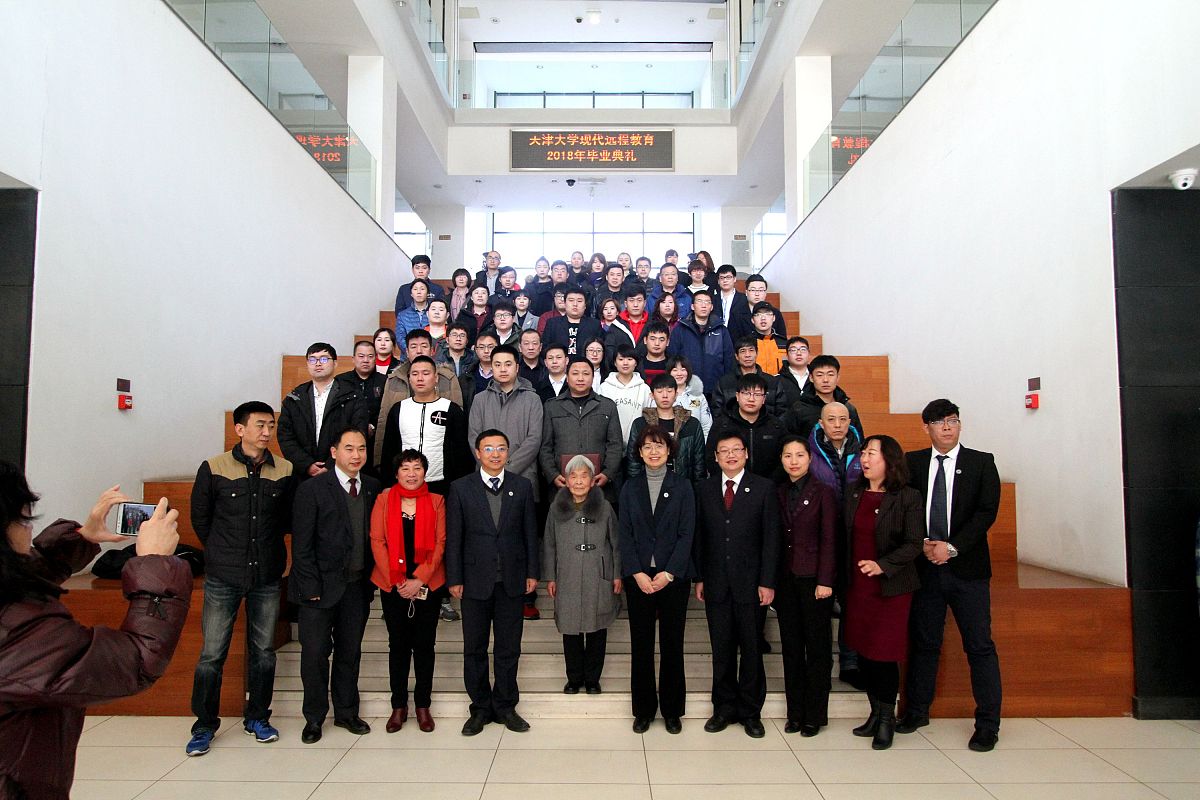 高校本科应用电子技术专业课程多不多？