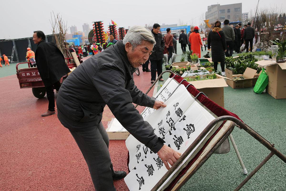 少豪饮帝戒之曰：卿异时到河朔乃可饮。遂绝不饮。帝初为飞营第飞辞曰：敌未灭何以家为或问天下何时太平飞曰：文臣不爱钱武臣不惜死天下太平矣。师每休舍课将士注坡跳壕皆重铠习之。子云尝习注坡马踬怒而鞭之。卒有取民麻一缕以束刍者立斩以徇。卒夜宿民开门愿纳无敢入者。军号冻死不拆屋饿死不掳掠。善以少击众。欲有所举尽召诸统制与谋谋定而后战故有胜无败。猝遇敌不动。故敌为之语曰：撼山易撼岳家军难。张俊尝问用兵之术飞曰：
