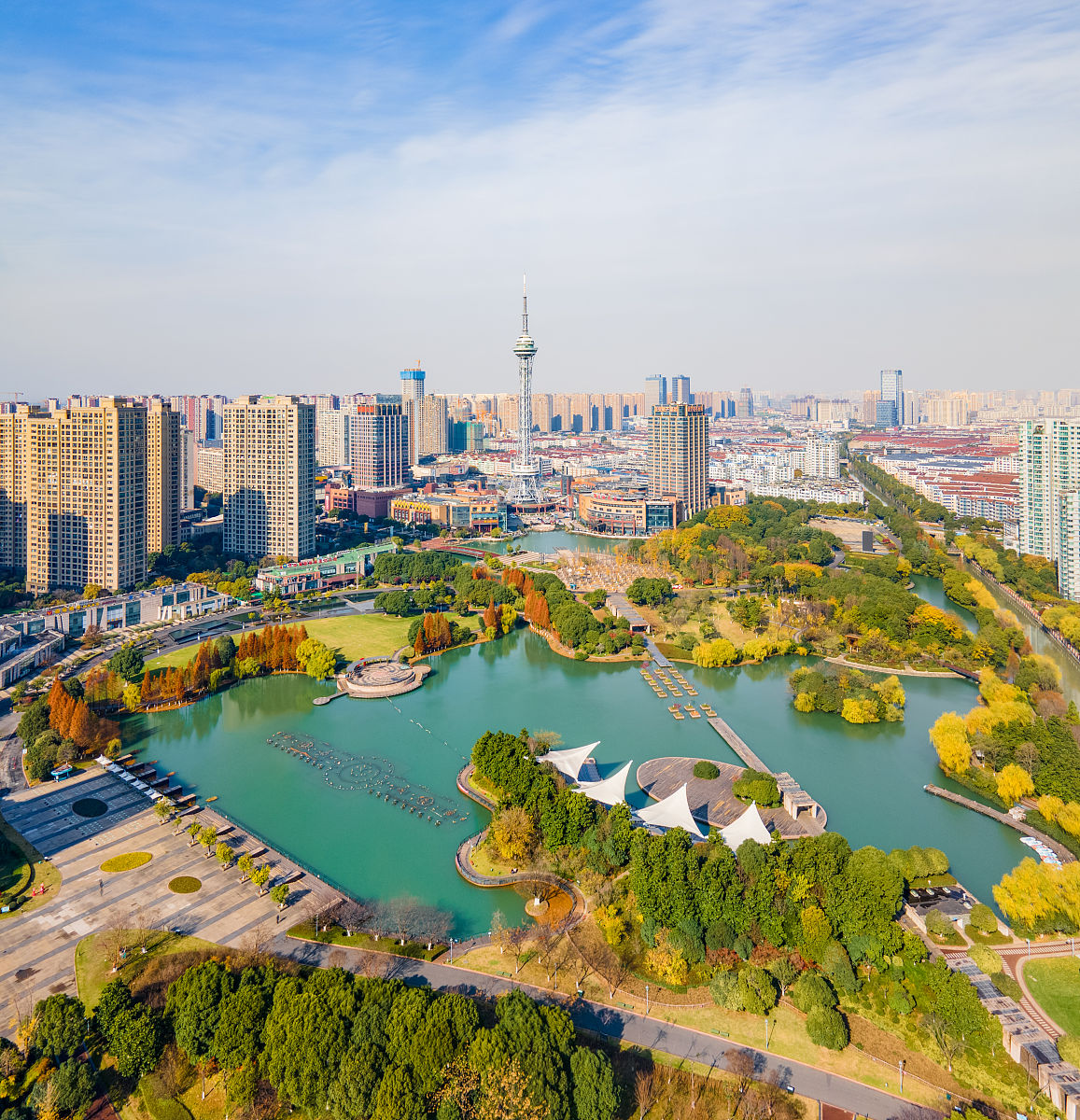2020年12月14日,航拍江苏省常州武进区新天地公园与武进广播电视塔全