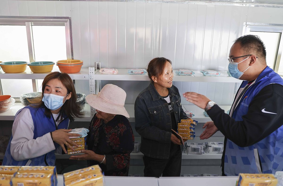 你的身份是一名小学老师要写十四五德育课题请拟定题目题目可以要充满生动性和活泼性类似于江畔文化绽放德育之花：