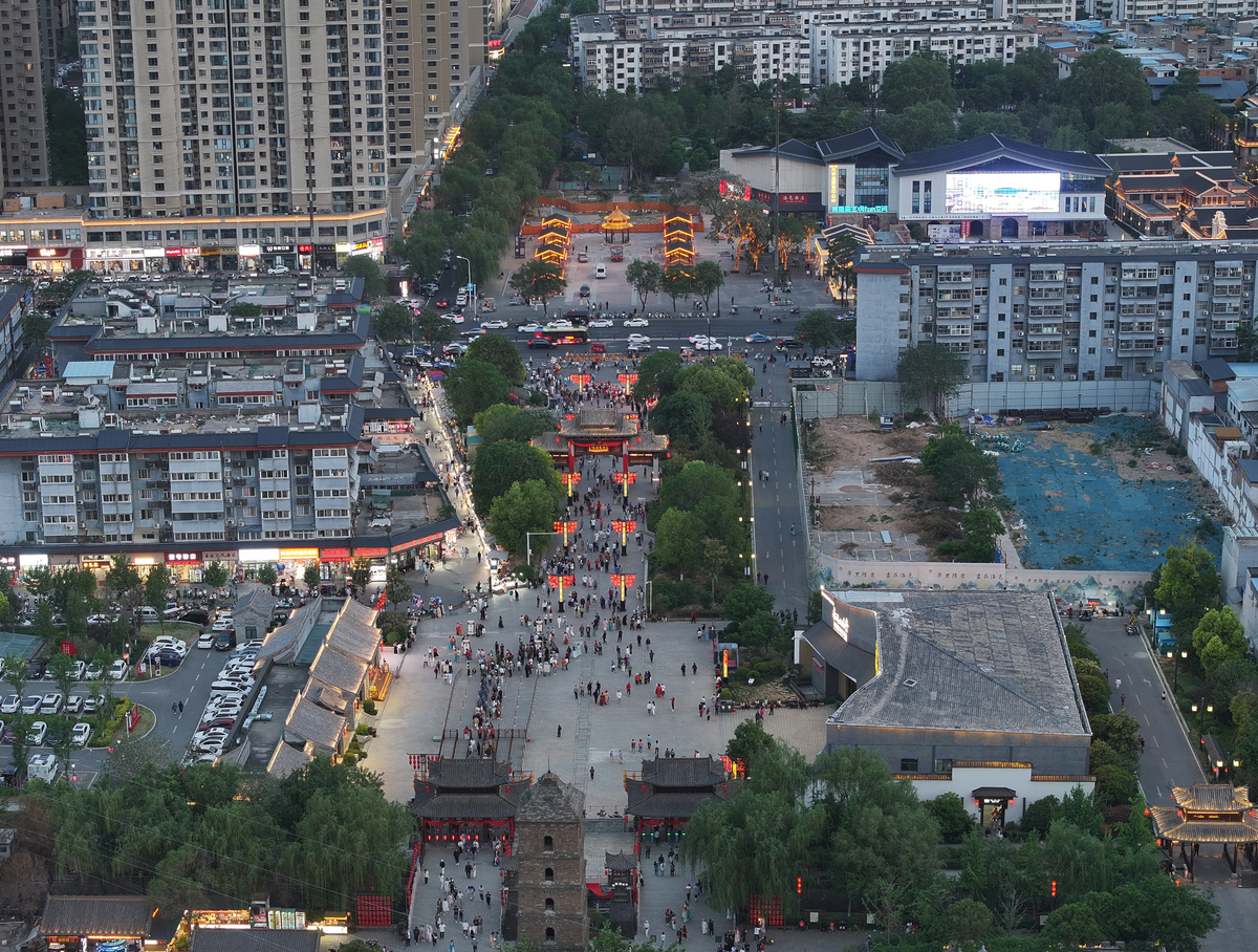 洛阳十字街：历史文化与现代繁华的交汇点